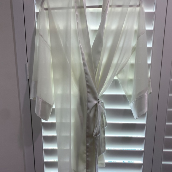 VINTAGE GOLD LABEL VICTORIAS SECRET sheer cream robe - Picture 6 of 6